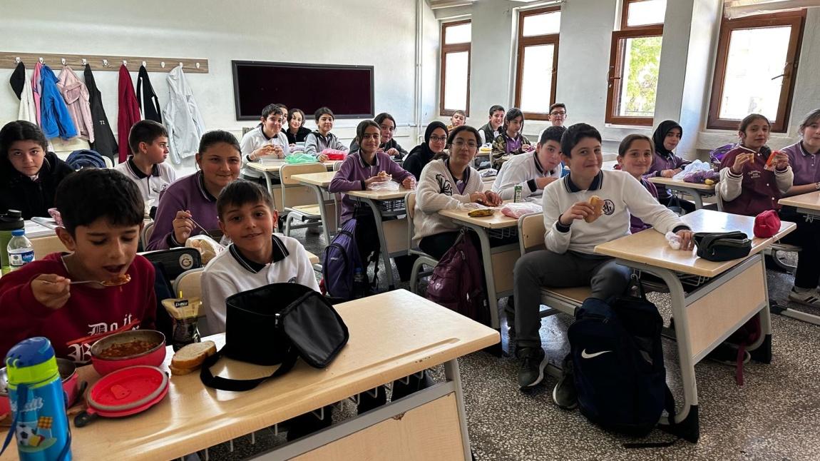 Haftanın En Düzenli Öğle Yemeği Yiyen Sınıfını Tebrik Ederiz